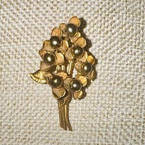 Gorgeous Vintage 1930s Gold Tone Floral Faux Pearl Brooch